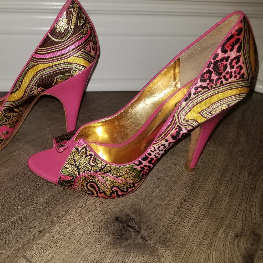 Hot pink patent leather trim patterned peep toe